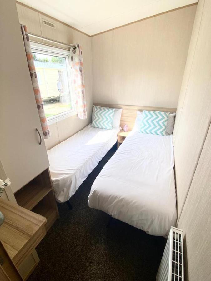 Remarkable 5-Bed Cabin In Clacton-On-Sea Villa Eksteriør bilde